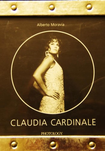 Alberto Moravia: Claudia Cardinale, Dialogo e fotografie